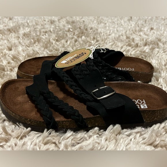 White Mountain Shoes - White Mountain Foot Beds Sandals- Women’s size 6 -leather straps New w/tags -